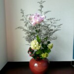 優美なバラの存在感 ただただ、その繊細さを守りたくて 支える花々達。